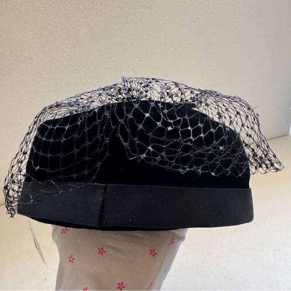 Black Velvet Pillbox Hat with Veil Vintage 60s  Lewis II - Picture 5 of 12